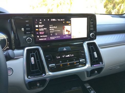 Used 2023 Kia Sorento SX image 25