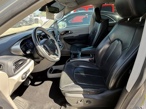 Used 2017 Chrysler Pacifica Limited w/ UConnect Theater Package FWD image 10