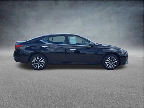 Used 2025 Nissan Altima 2.5 SV FWD image 10