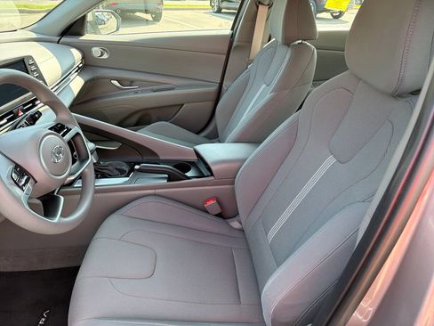 Used 2023 Hyundai Elantra SE FWD image 9