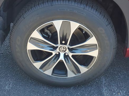 Used 2022 Toyota Highlander XLE FWD image 8