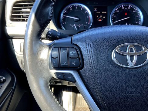 Used 2017 Toyota Highlander XLE AWD/4WD image 24