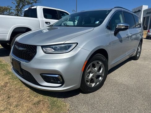 Used 2023 Chrysler Pacifica Limited AWD/4WD image 1