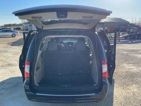 Used 2015 Chrysler Town & Country Touring image 14
