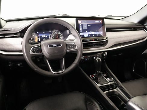 Used 2023 Jeep Compass Latitude image 2