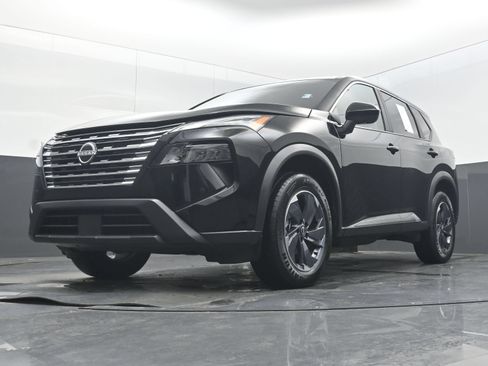 Used 2025 Nissan Rogue SV FWD image 33