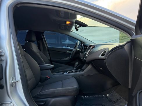 Used 2019 Chevrolet Cruze LT w/ Convenience Package FWD image 15