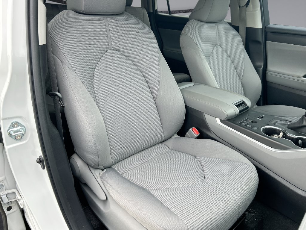 Used 2024 Toyota Highlander LE FWD image 30