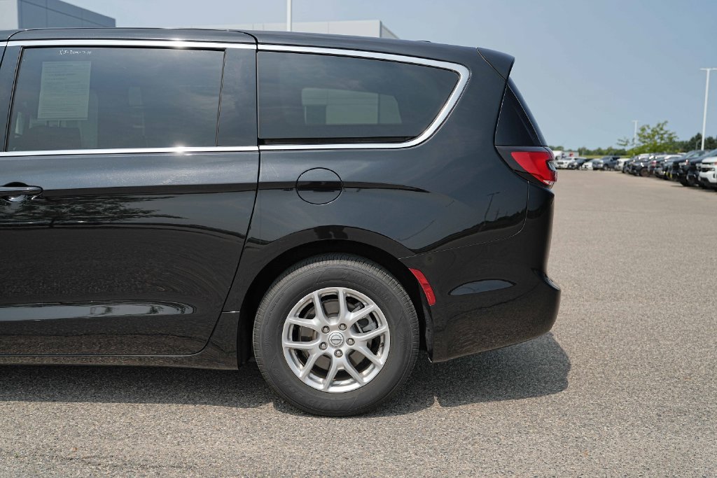 Used 2026 Chrysler Pacifica Select FWD image 13