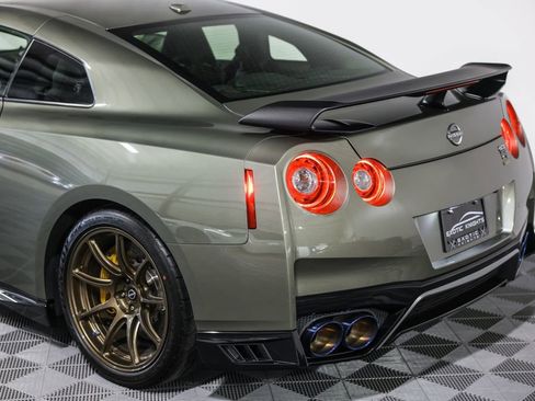 Used 2021 Nissan GT-R Premium image 17