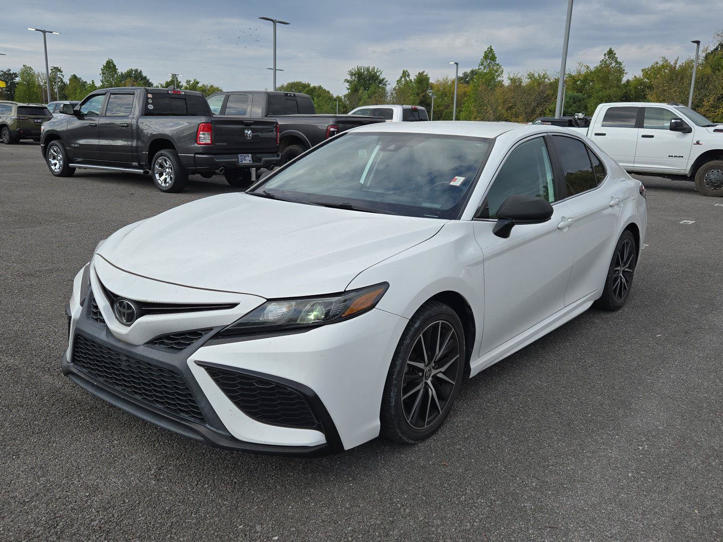 Used 2021 Toyota Camry SE w/ Carpet Mat Package (TMS) FWD image 3