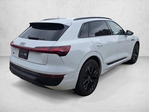 Certified 2024 Audi Q8 e-tron Prestige image 5