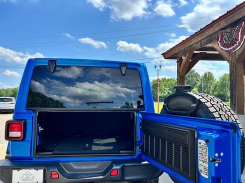 Used 2021 Jeep Wrangler Unlimited Sahara AWD/4WD image 8