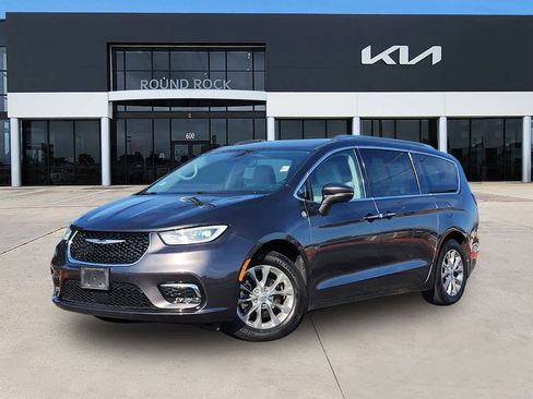 Used 2021 Chrysler Pacifica Touring-L image 1