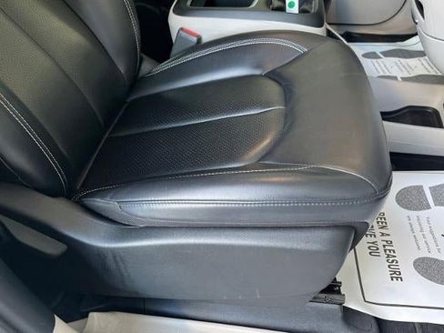 Used 2023 Chrysler Pacifica Touring-L FWD image 27