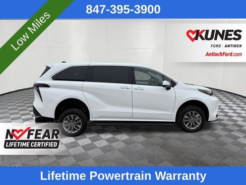 Used 2025 Toyota Sienna LE image 2