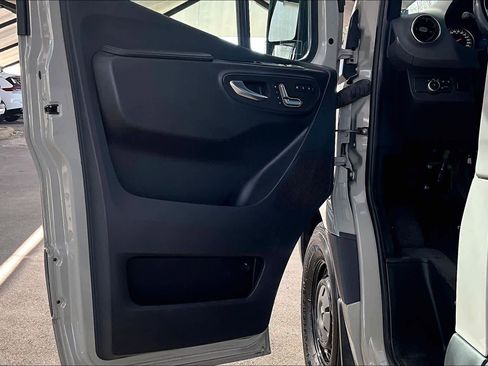 Used 2021 Mercedes-Benz Sprinter 2500 image 21