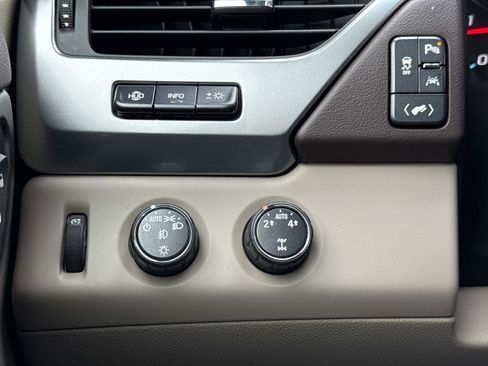 Used 2016 Chevrolet Suburban LTZ image 13