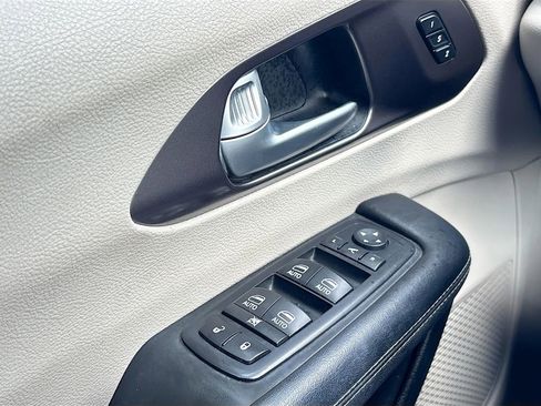 Used 2018 Chrysler Pacifica Limited w/ Tire & Wheel Group image 18