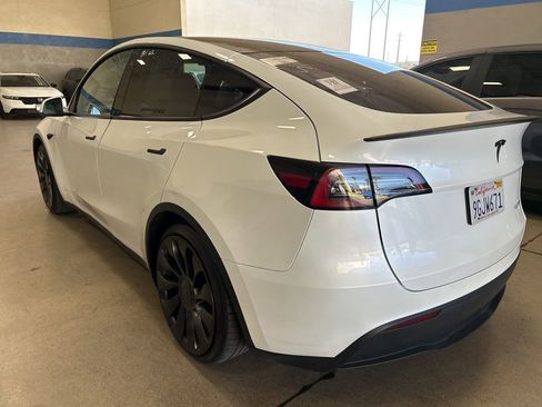 Used 2023 Tesla Model Y Performance image 10