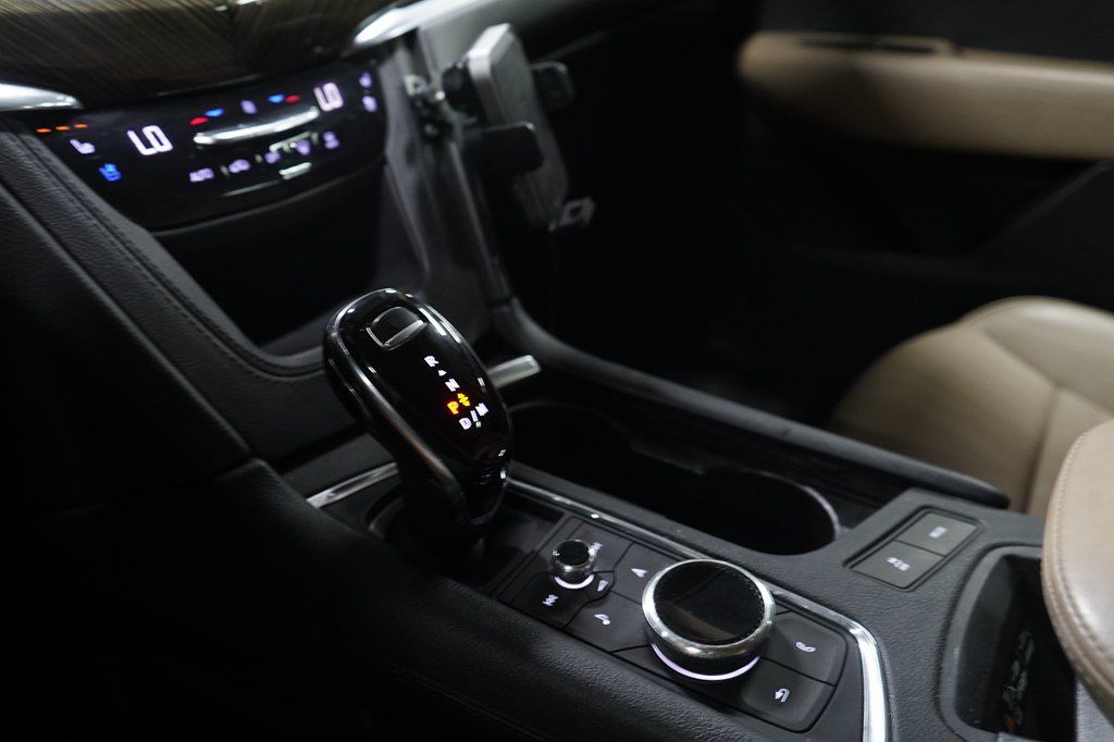 Used 2020 Cadillac XT6 Premium Luxury w/ Platinum Package FWD image 17