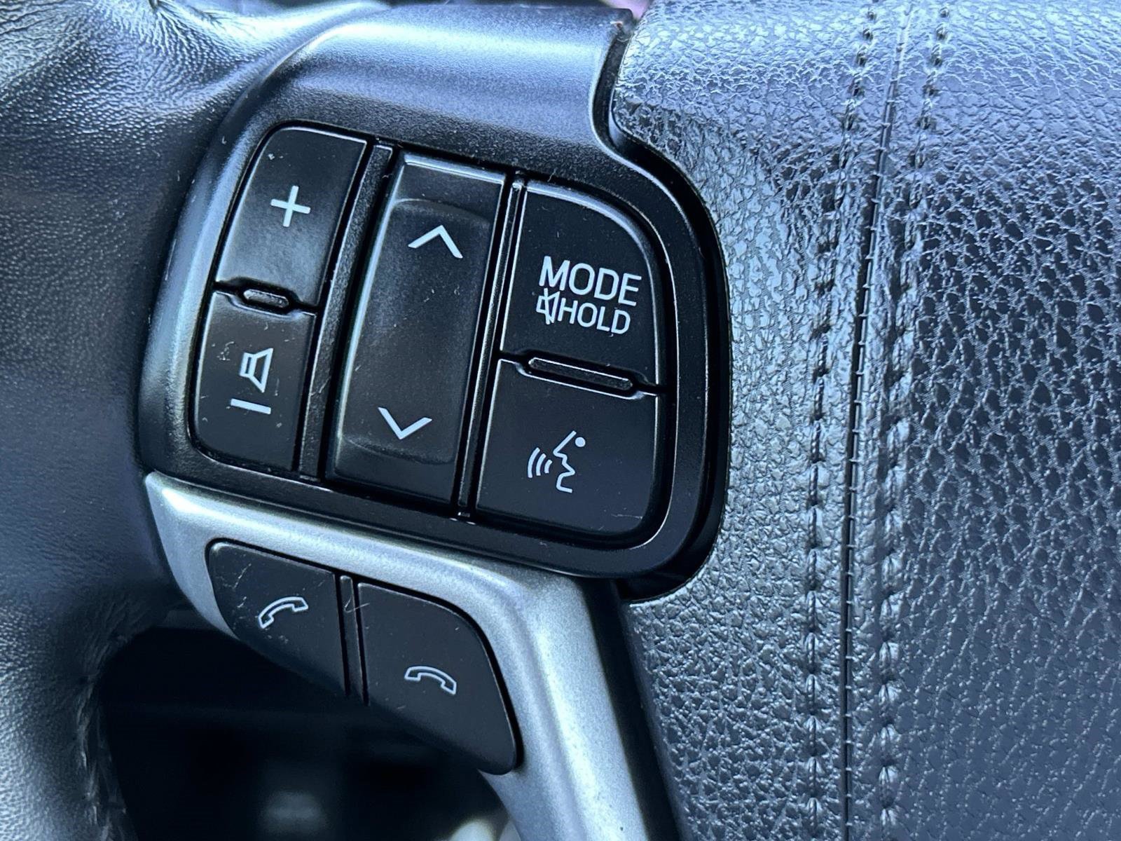 Used 2019 Toyota Highlander XLE FWD image 25