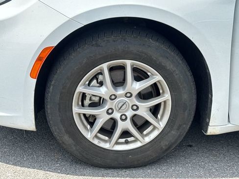 Used 2024 Chrysler Pacifica Touring-L FWD image 24