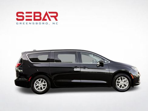 Used 2023 Chrysler Pacifica Touring-L FWD image 9