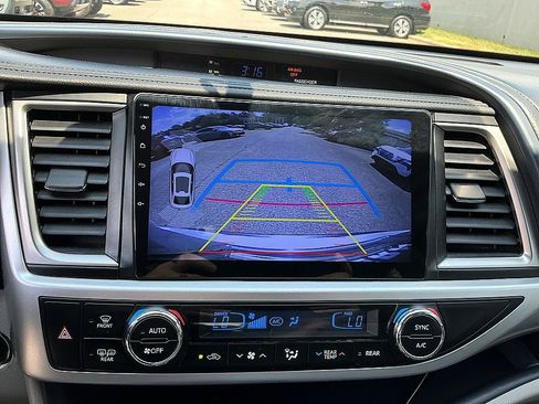 Used 2015 Toyota Highlander XLE FWD image 18
