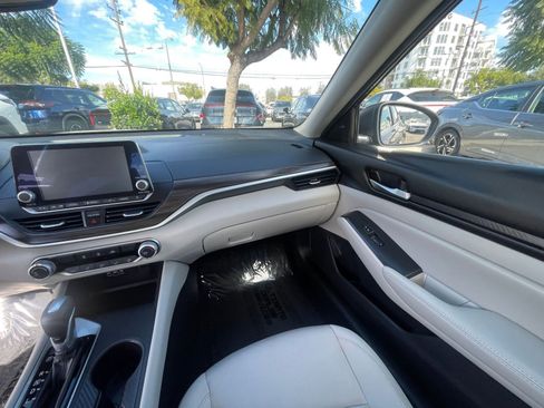 Used 2025 Nissan Altima 2.5 SV FWD image 36