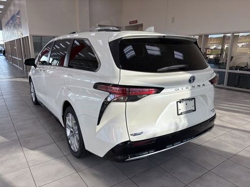 Used 2021 Toyota Sienna Platinum image 10