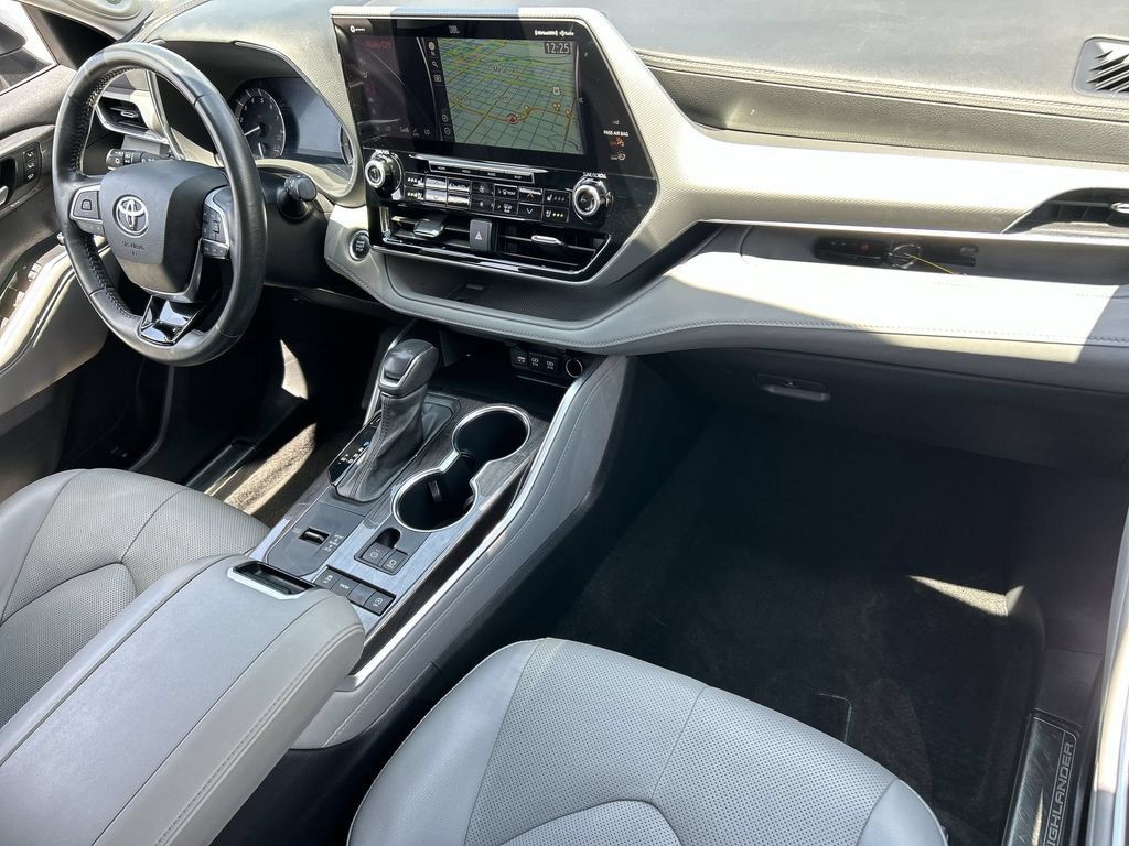 Used 2021 Toyota Highlander Platinum FWD image 30