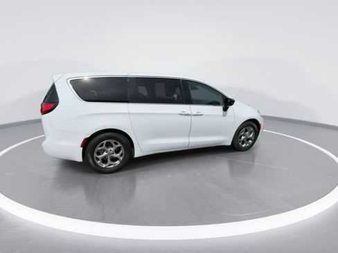 Certified 2024 Chrysler Pacifica Limited FWD image 8