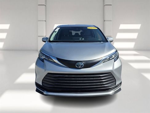 Used 2022 Toyota Sienna LE image 2