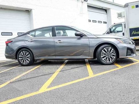 Used 2024 Nissan Altima 2.5 SV FWD image 5