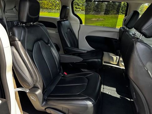 Certified 2023 Chrysler Pacifica Touring-L FWD image 15