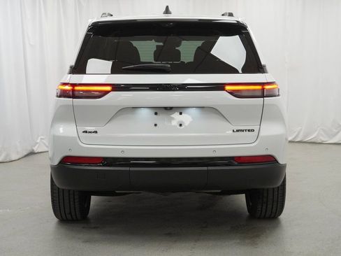 Used 2023 Jeep Grand Cherokee Limited w/ Luxury Tech Group II image 10