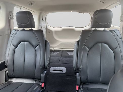 Used 2022 Chrysler Pacifica Touring-L AWD/4WD image 16