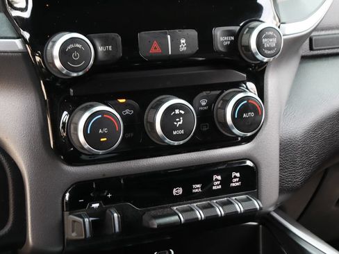 Used 2022 RAM 2500 Big Horn w/ Night Edition AWD/4WD image 33