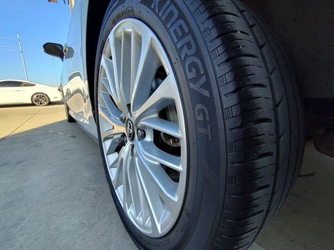 Used 2018 Toyota Camry XLE image 11