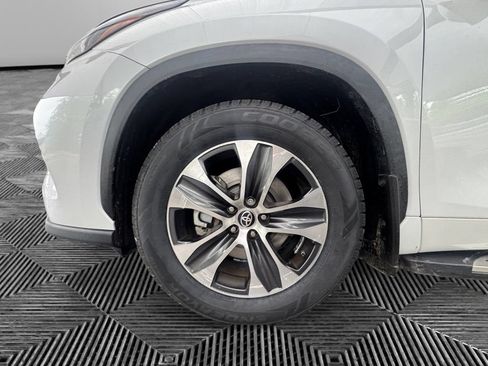 Used 2022 Toyota Highlander XLE FWD image 9