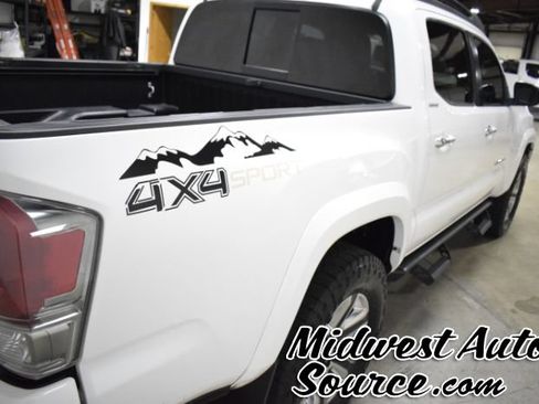 Used 2017 Toyota Tacoma Limited w/ Tow Package AWD/4WD image 4
