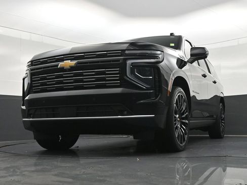Used 2026 Chevrolet Suburban High Country AWD/4WD image 32