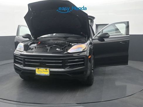 Used 2025 Porsche Cayenne AWD/4WD image 37