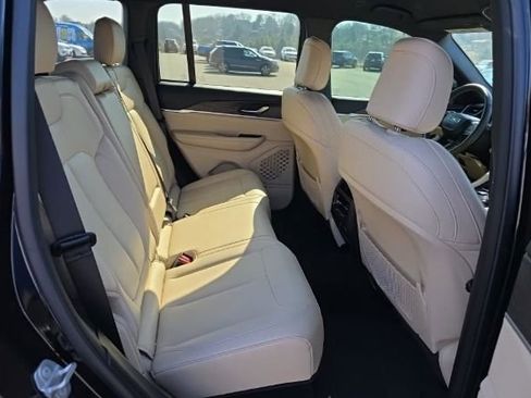 Used 2023 Jeep Grand Cherokee Limited image 31