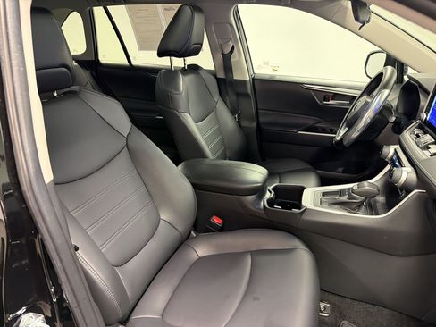 Used 2025 Toyota RAV4 XLE Premium FWD image 31