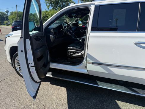 Used 2018 Cadillac Escalade ESV Platinum AWD/4WD image 9