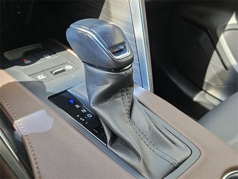 Used 2022 Toyota Venza XLE image 18