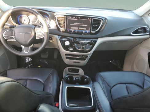 Used 2023 Chrysler Pacifica Touring-L FWD image 8