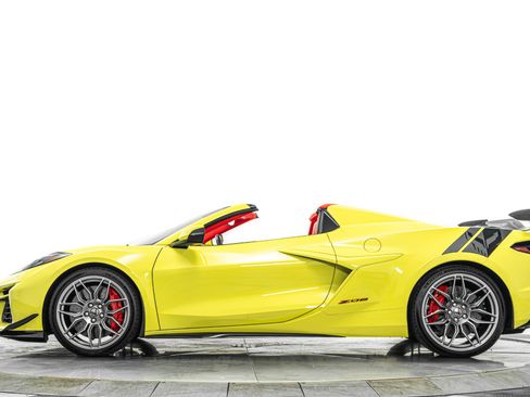 Used 2024 Chevrolet Corvette Z06 w/ Z07 Performance Package RWD image 6